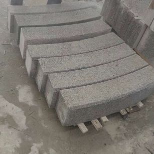 营口芝麻白弧形路牙石