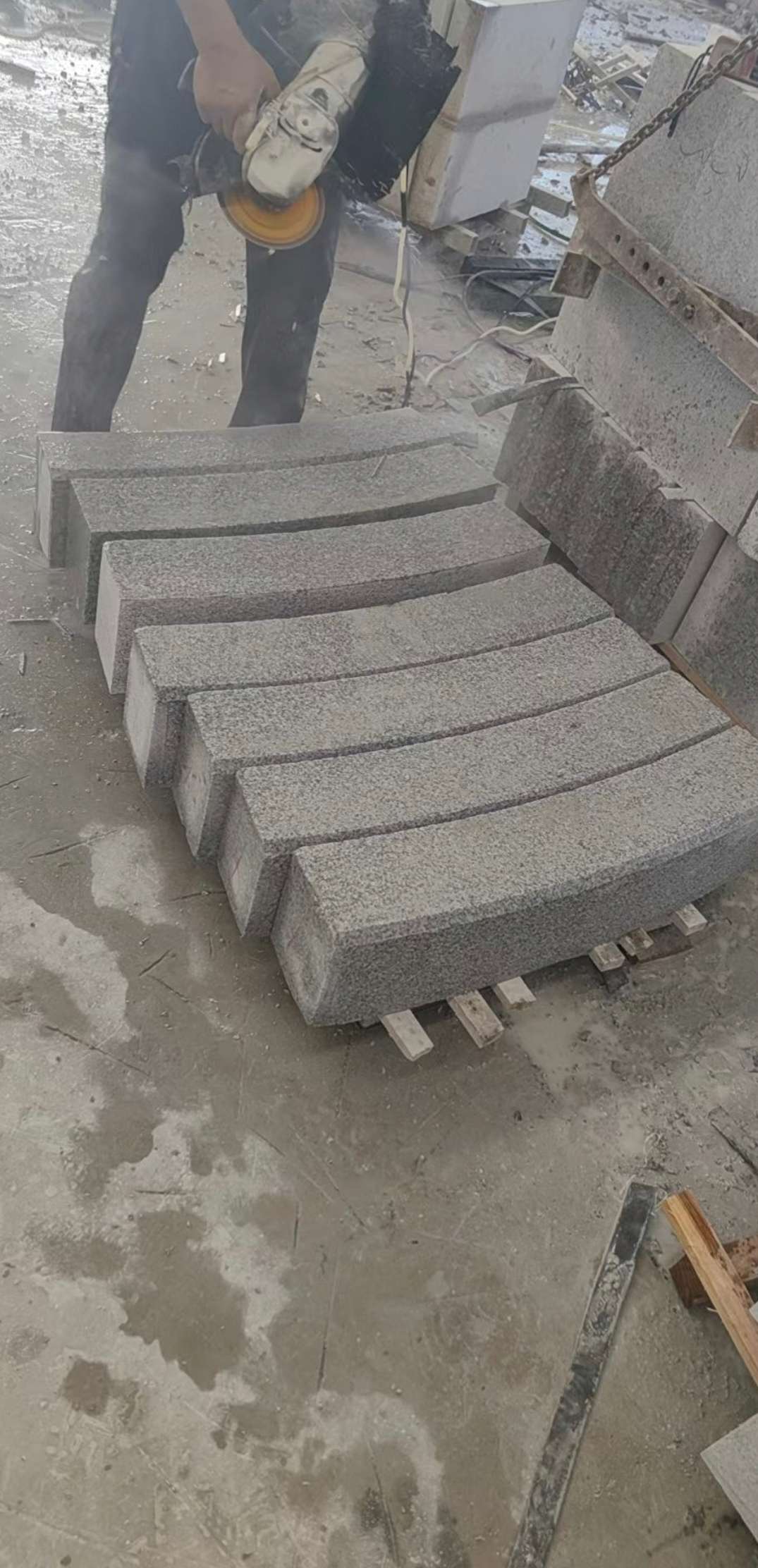 营口芝麻白弧形路牙石